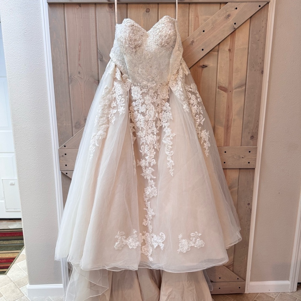 *NEW, Never Altered David's Bridal Ivory Lace Wedding Gown